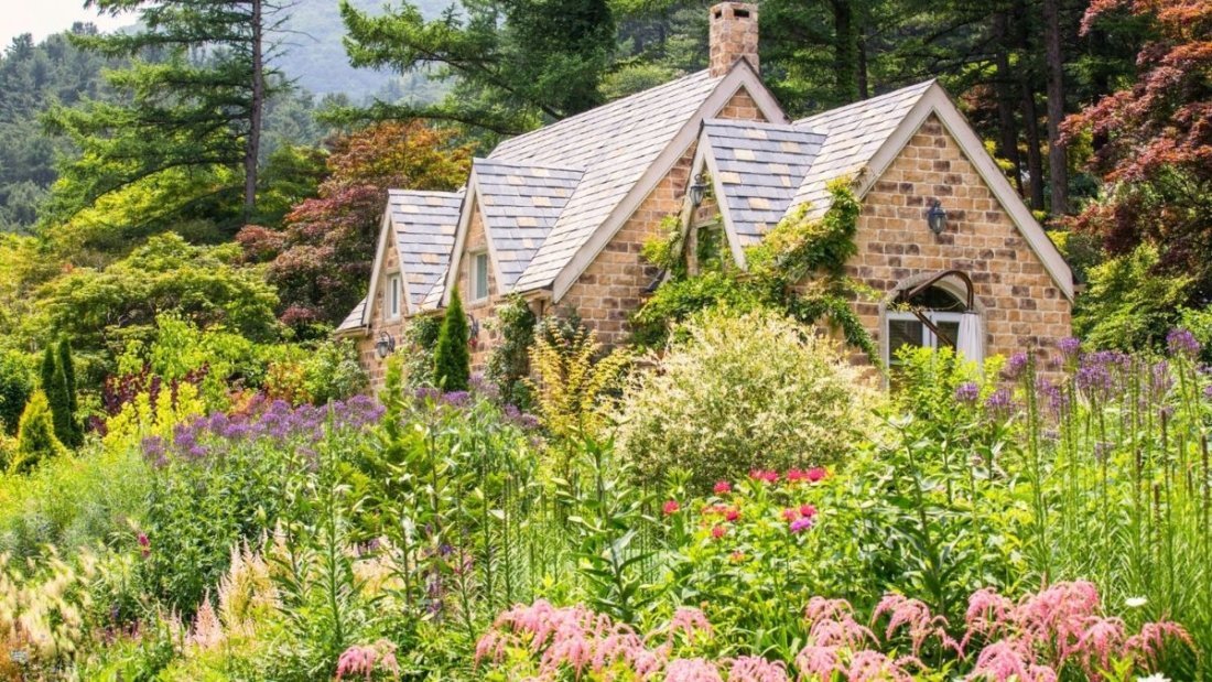5 Gorgeous Country Cottage Flower Beds
