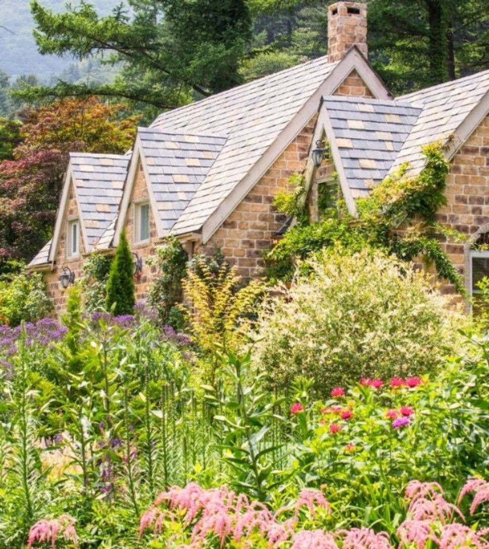 5 Gorgeous Country Cottage Flower Beds