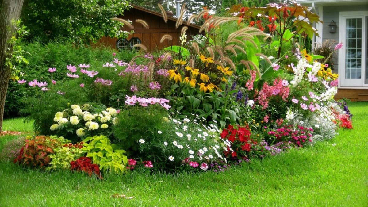 5 Stunning Arbor-Integrated Flower Beds