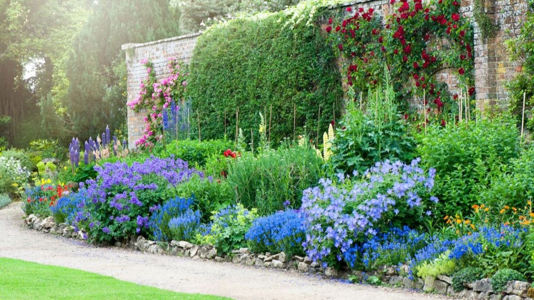 5 Stunning Bridge-Side Flower Beds for a Unique Garden Accent