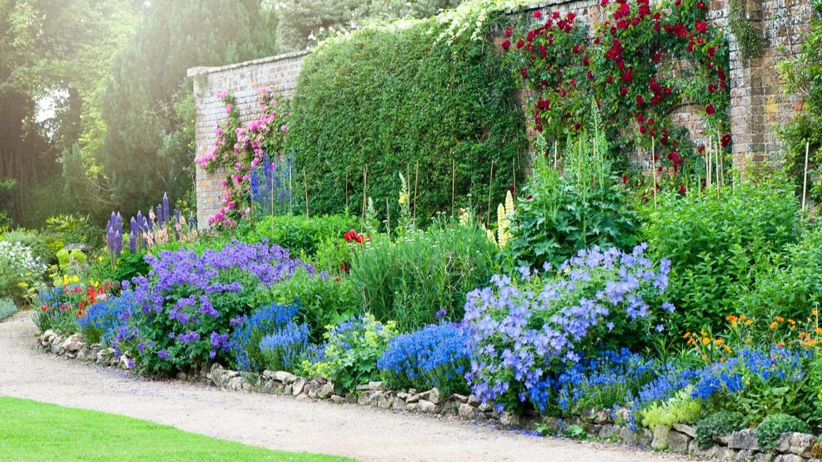 5 Stunning Bridge-Side Flower Beds for a Unique Garden Accent