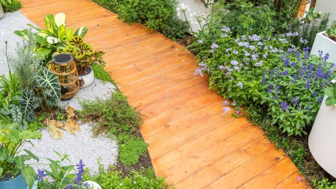5 Gorgeous Fence-Side Flower Bed Ideas for Beautiful Borders