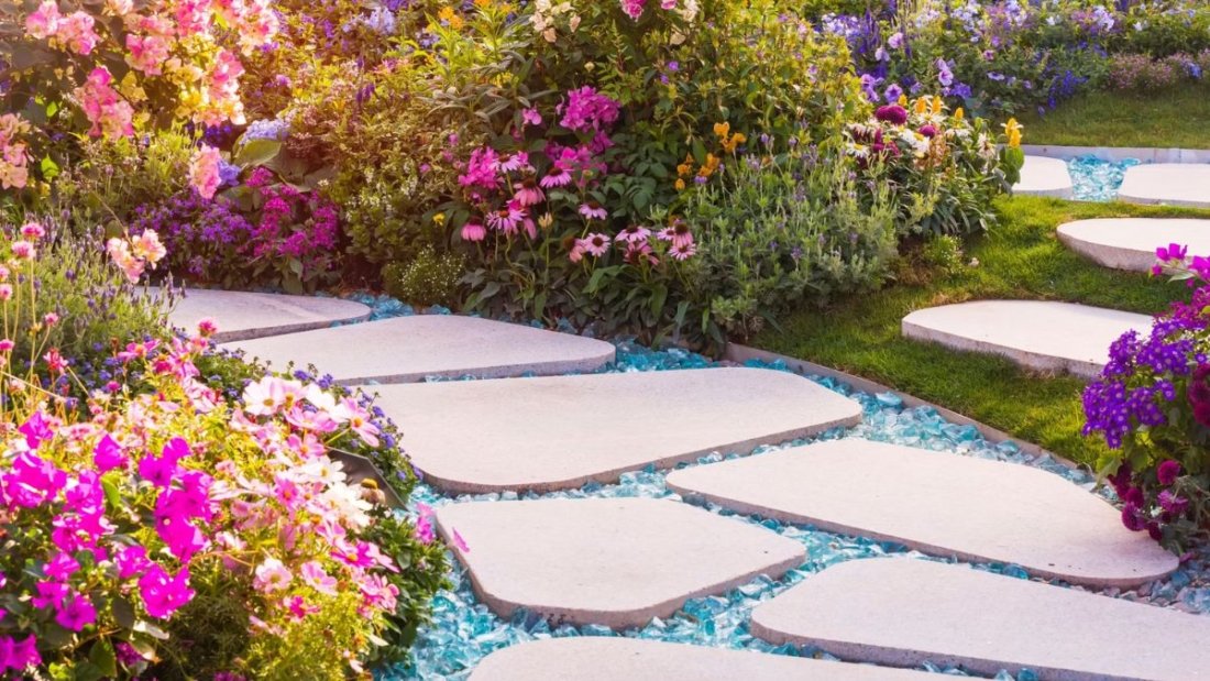 5 Creative Pathway-Integrated Flower Beds for Functional Design