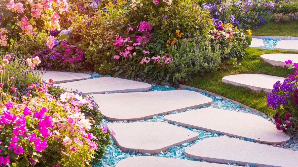5 Creative Pathway-Integrated Flower Beds for Functional Design